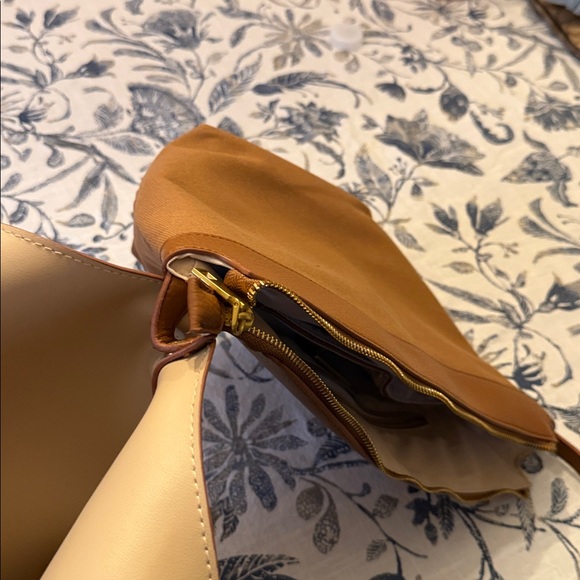 Elegant Brown Leather Tote Bag - Picture 4 of 8